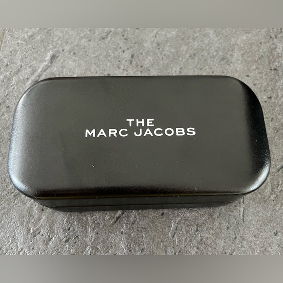 The Marc Jacobs sunglasses. - Picture 5 of 5